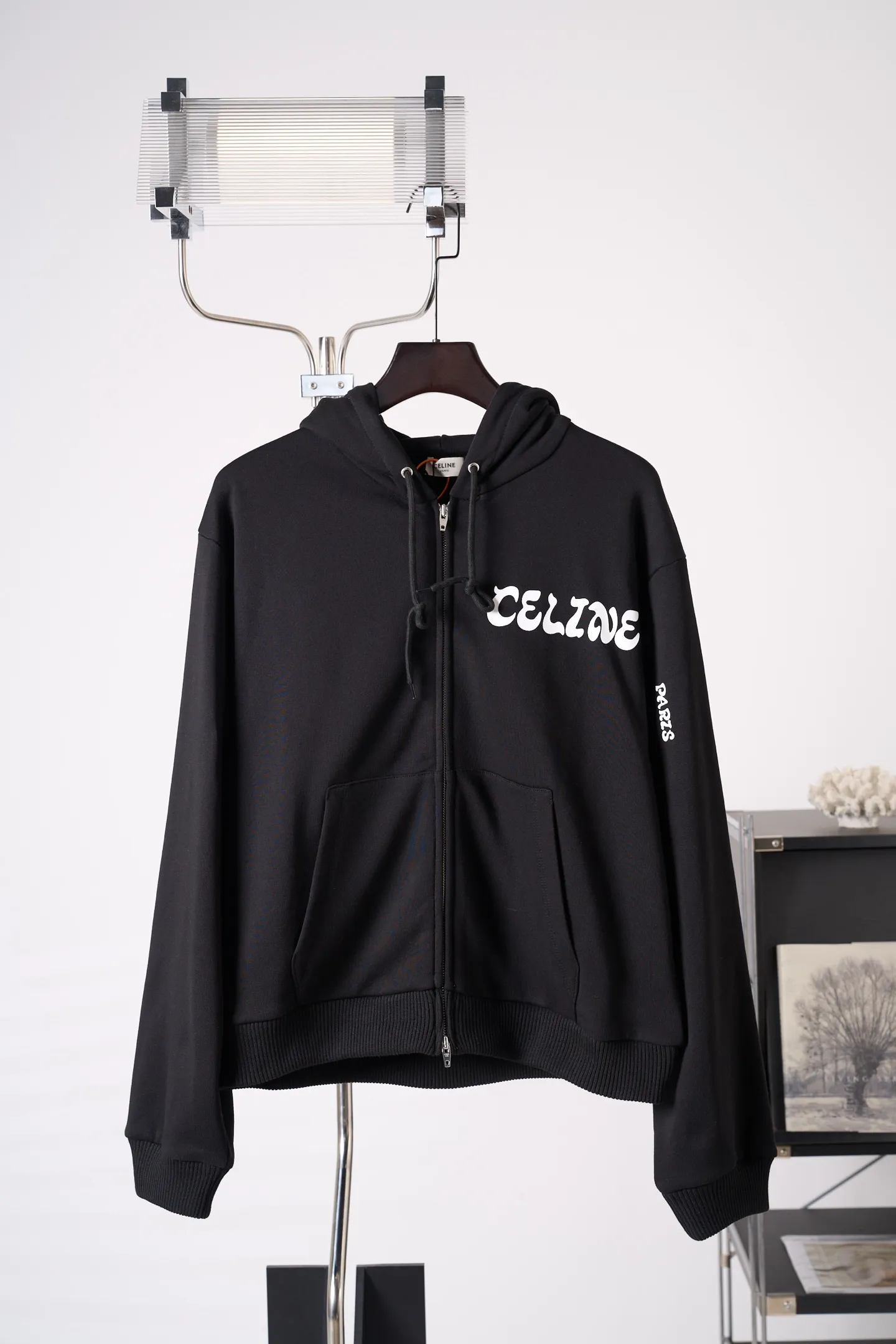 [Real auction] Celine/Celine printed zipper jacket [In Stock] S M L The contrasting color of White is restrained and distinct. The uninhibited style of the street is condensed into the details of the body. The drawstring hood is paired with a full metal zipper. The kangaroo pockets and ribbed edges are neat and neat. The loose shoulder silhouette combines street casualness with French family heritage. It interprets the romantic style of high-luxury streets. Glue printing is used. The chest printing has been modified three times with the film screen. Use glue liquid paint to print the pattern on the fabric. Bake the fabric to fix the printed pattern. The fabric has been fermented and washed for a better hand feel. Not easy to deform, not easy to shrink, not easy to fade, maintain long-term beauty, loose fit